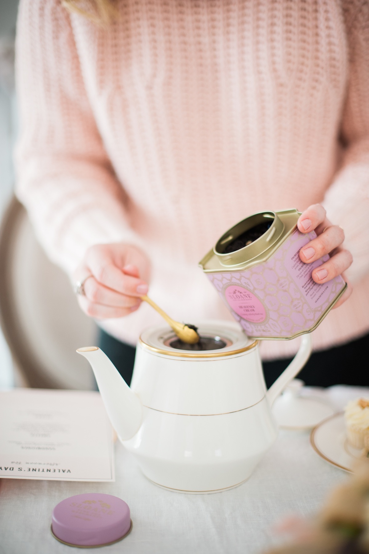 Make tea. Позы с чаем. Вечеринка с чаем. Чаепитие на Валентина.