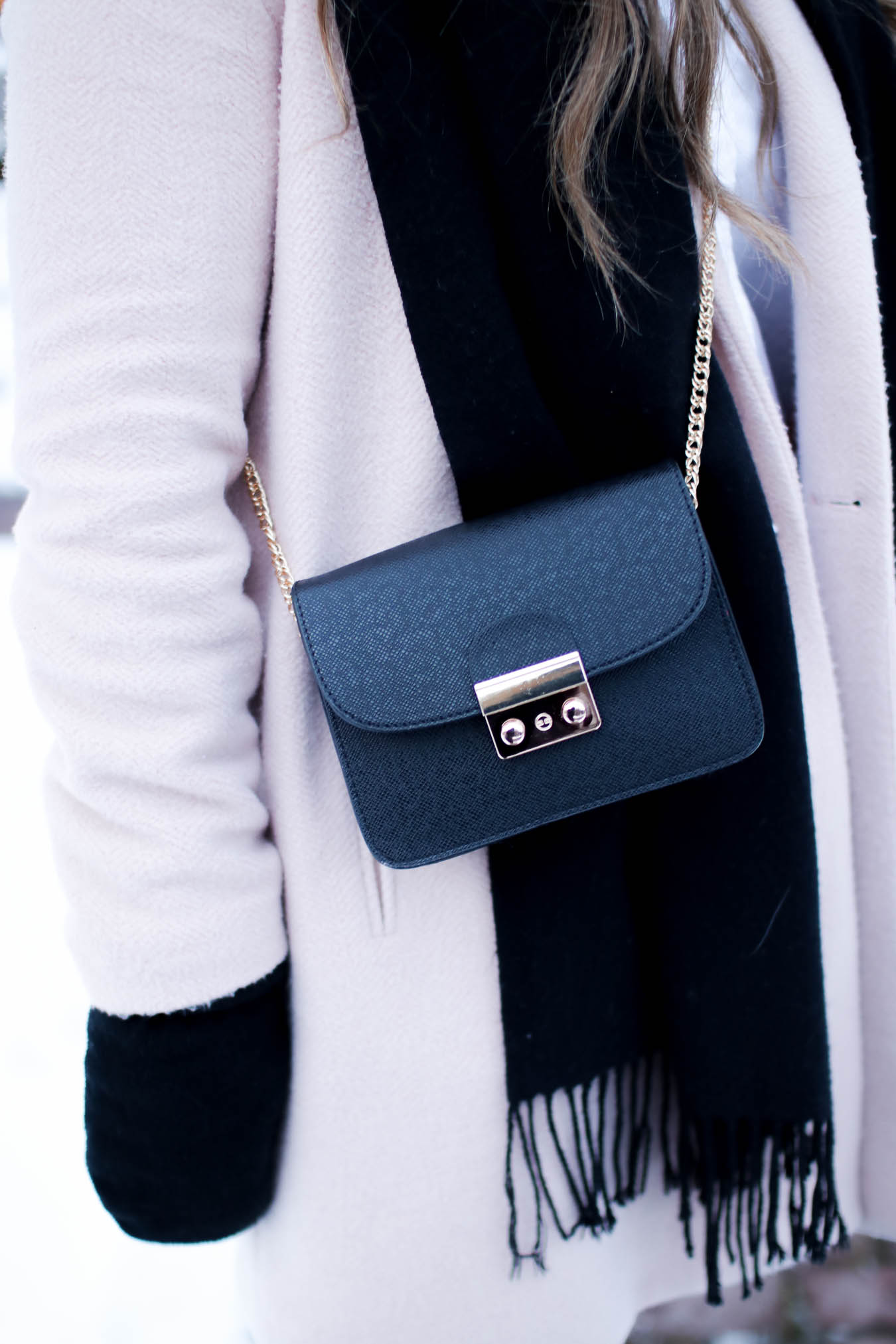 Pink-Black-Outfit-Ideas-Small-Crossbody-Bag-Chain-Strap | A Side Of Style